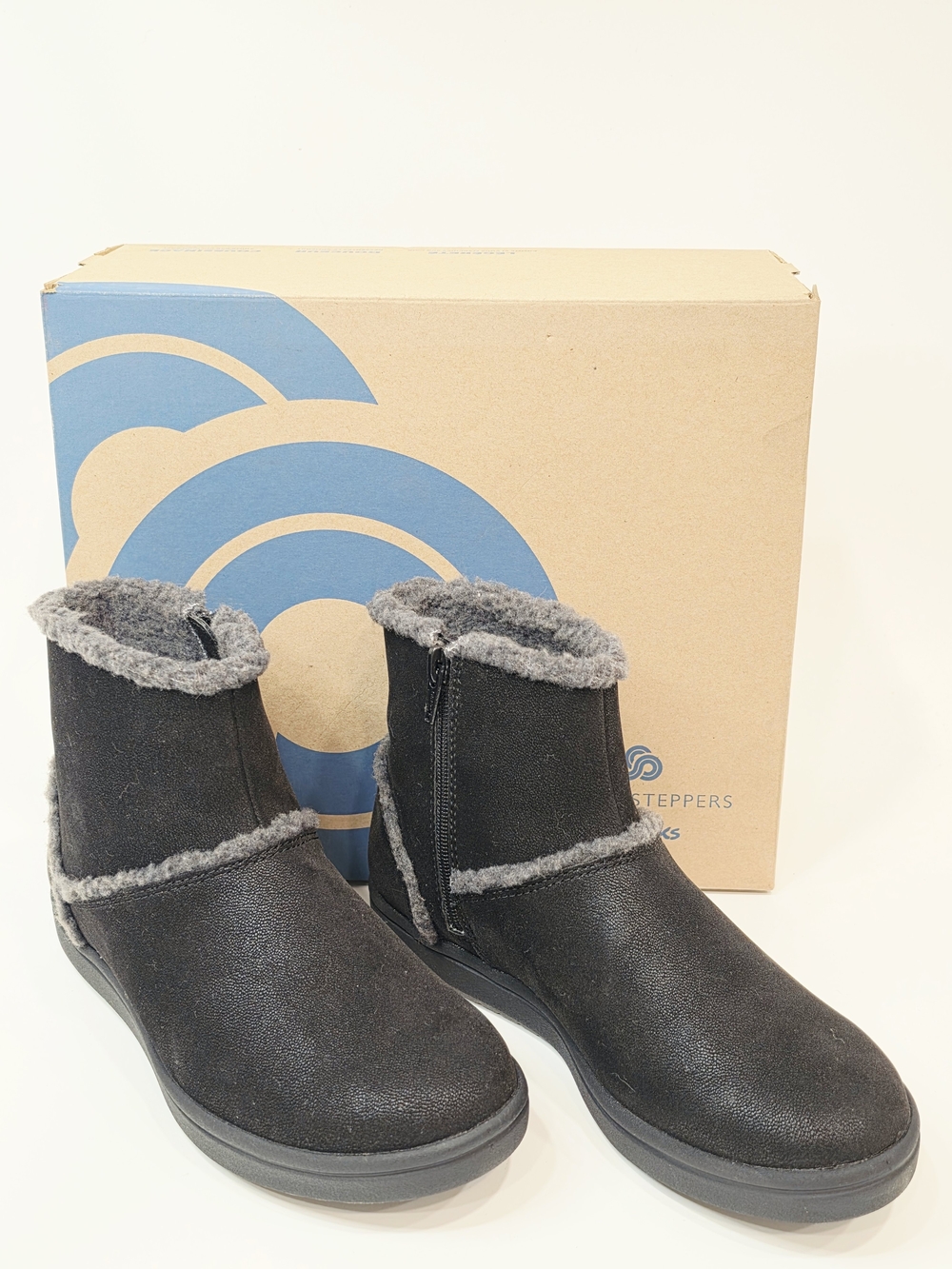 Clarks Cloudsteppers ankle boots with gray faux-fur In Black